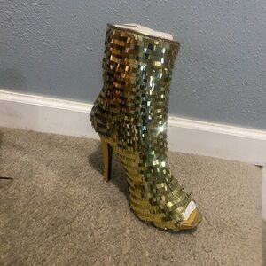 NWOT gold heels